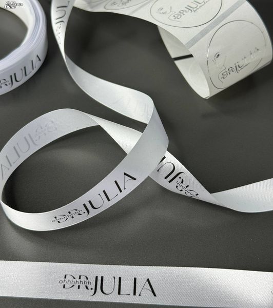 Сатинова стрічка брендована / біла 15 мм 50 м Сатинова стрічка брендована /біла фото