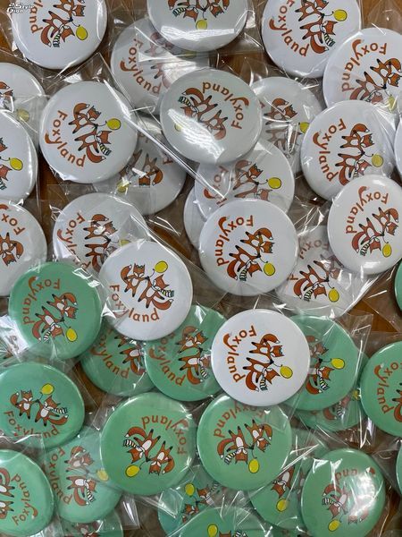 Значки закатні з логотипом 10 шт Значки закатні з логотипом фото