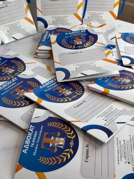 Папка А4 висічна картонна брендована / з кишенею для документів (10 шт без покриття) Папка А4 висічна картонна брендована / з кишенею для документів  фото