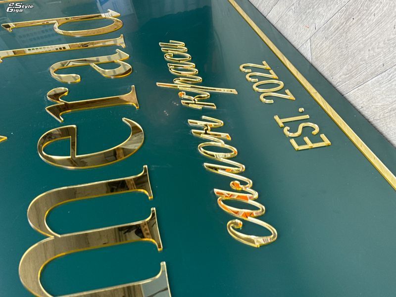 Композитна пласка вивіска з псевдооб'ємними елементами Композитна пласка вивіска з псевдооб'ємними елементами фото